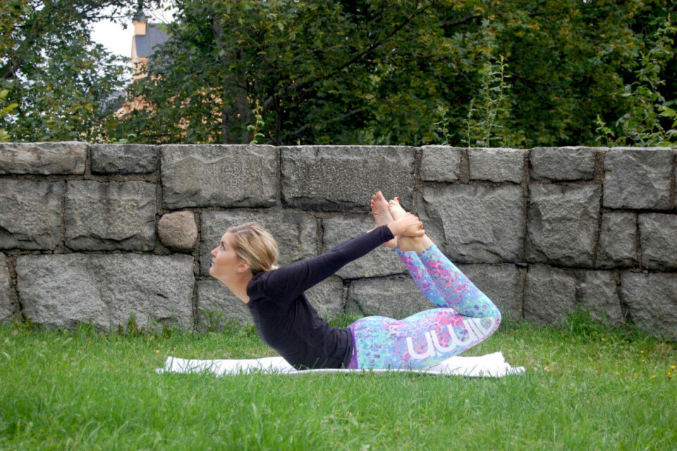 Sju enkla yogapositioner som minskar mensvärken