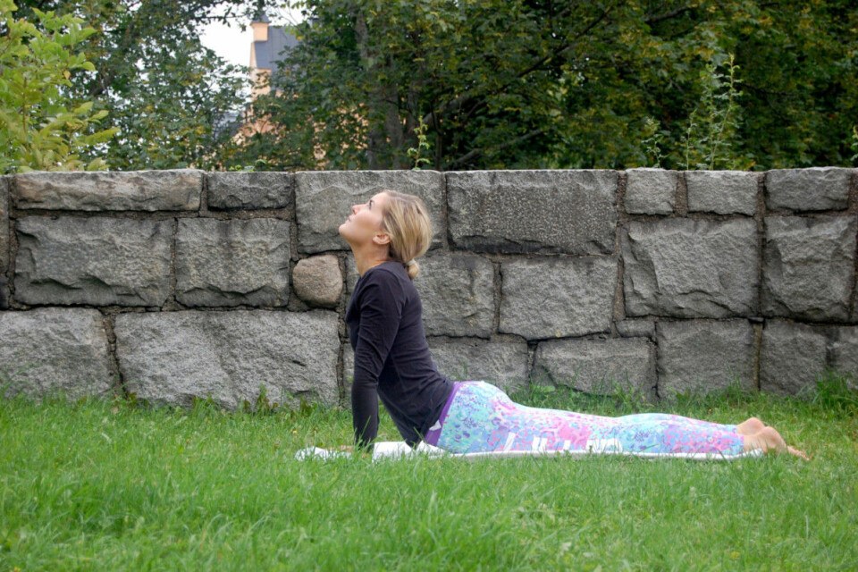Sju enkla yogapositioner som minskar mensvärken