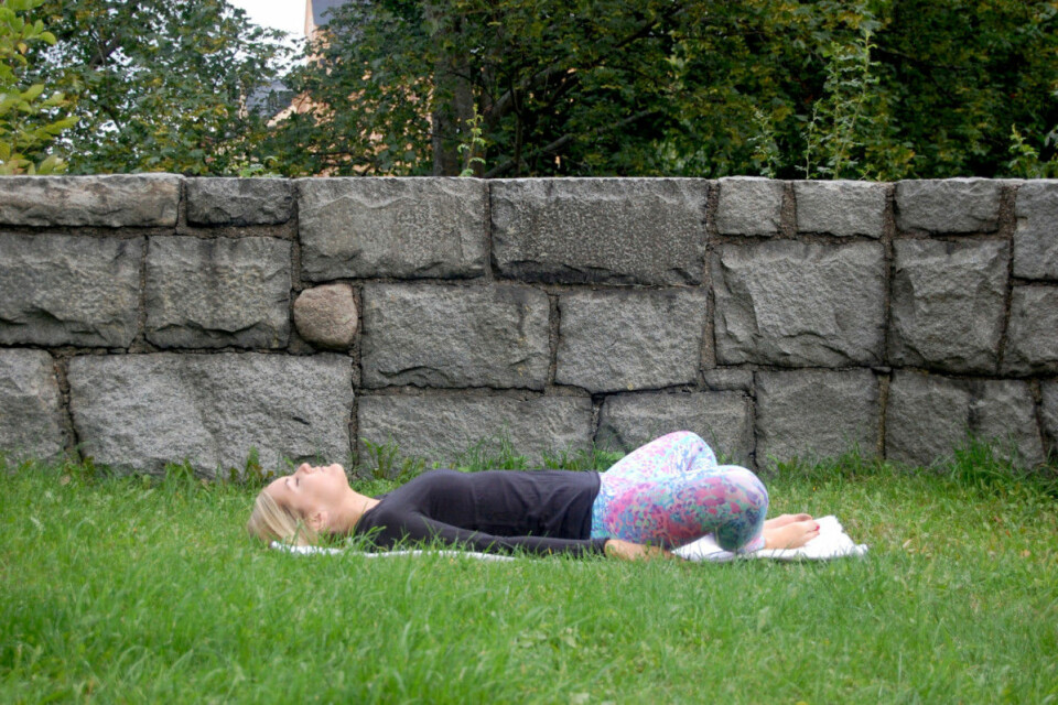 Sju enkla yogapositioner som minskar mensvärken