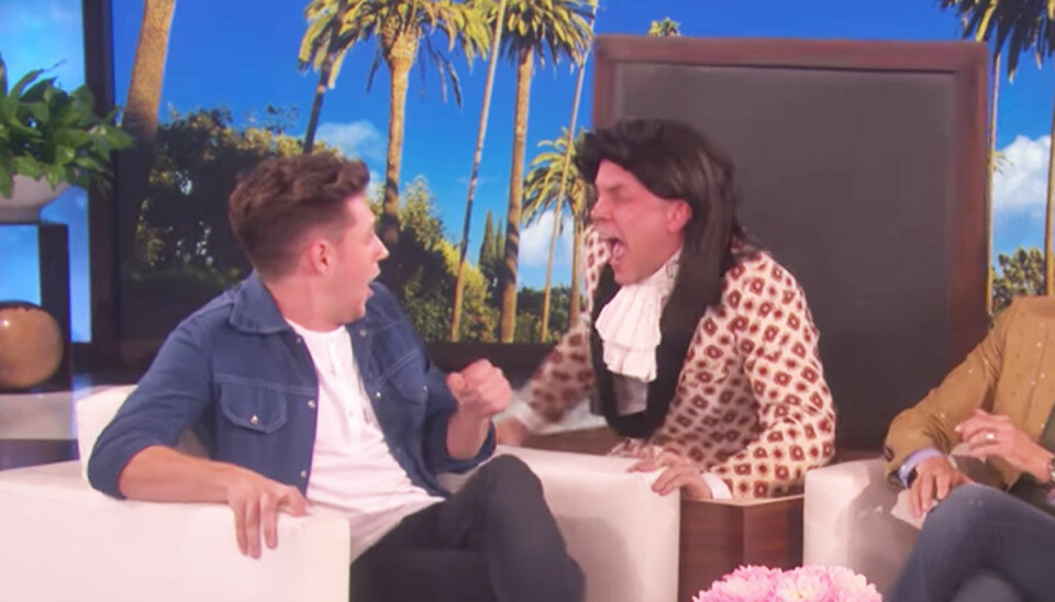 Se när Niall Horan nästan skräms ihjäl av ”Harry Styles”