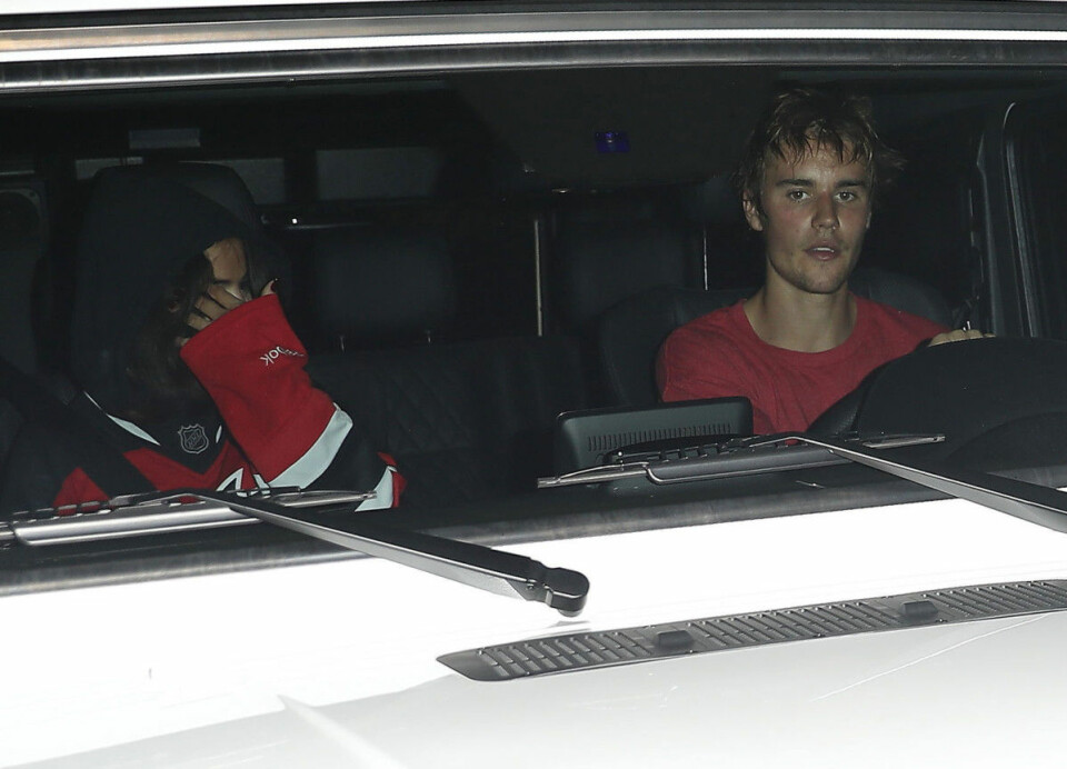 Justin Bieber och Selena Gomez på väg hem till hennes hem. Justin Bieber och Selena Gomez på väg hem till hennes hem.