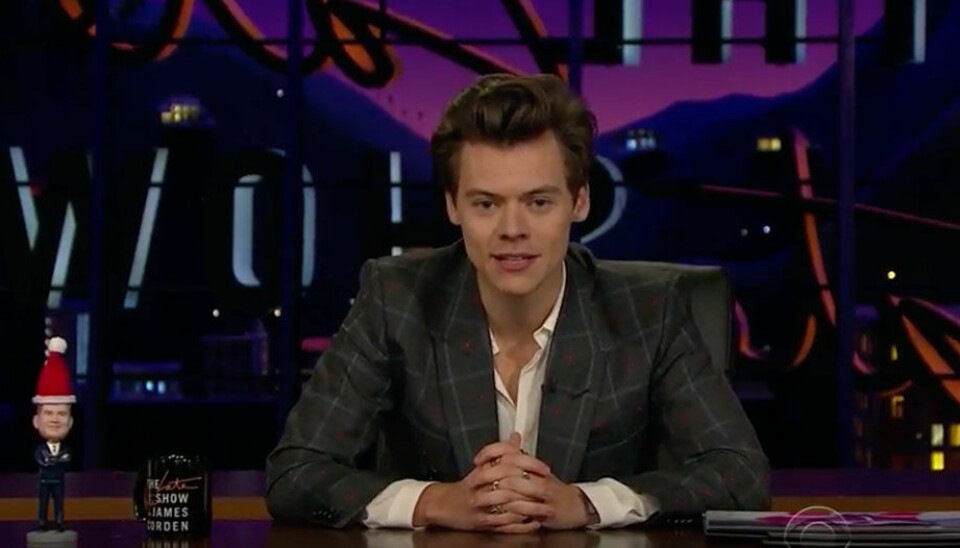 Här hoppar Harry Styles in som programledare i Late late show – och ingen kunde göra det bättre
