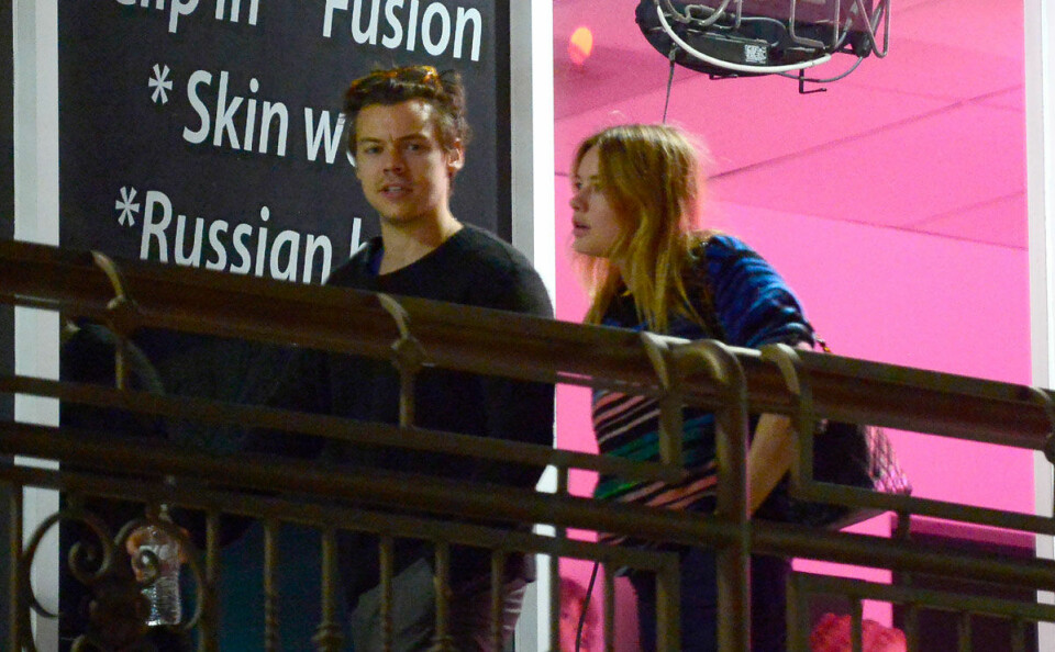 Harry Styles och Camille Rowe lämnar en resturang tillsammans i Hollywood. Harry Styles och Camille Rowe lämnar en resturang tillsammans i Hollywood.