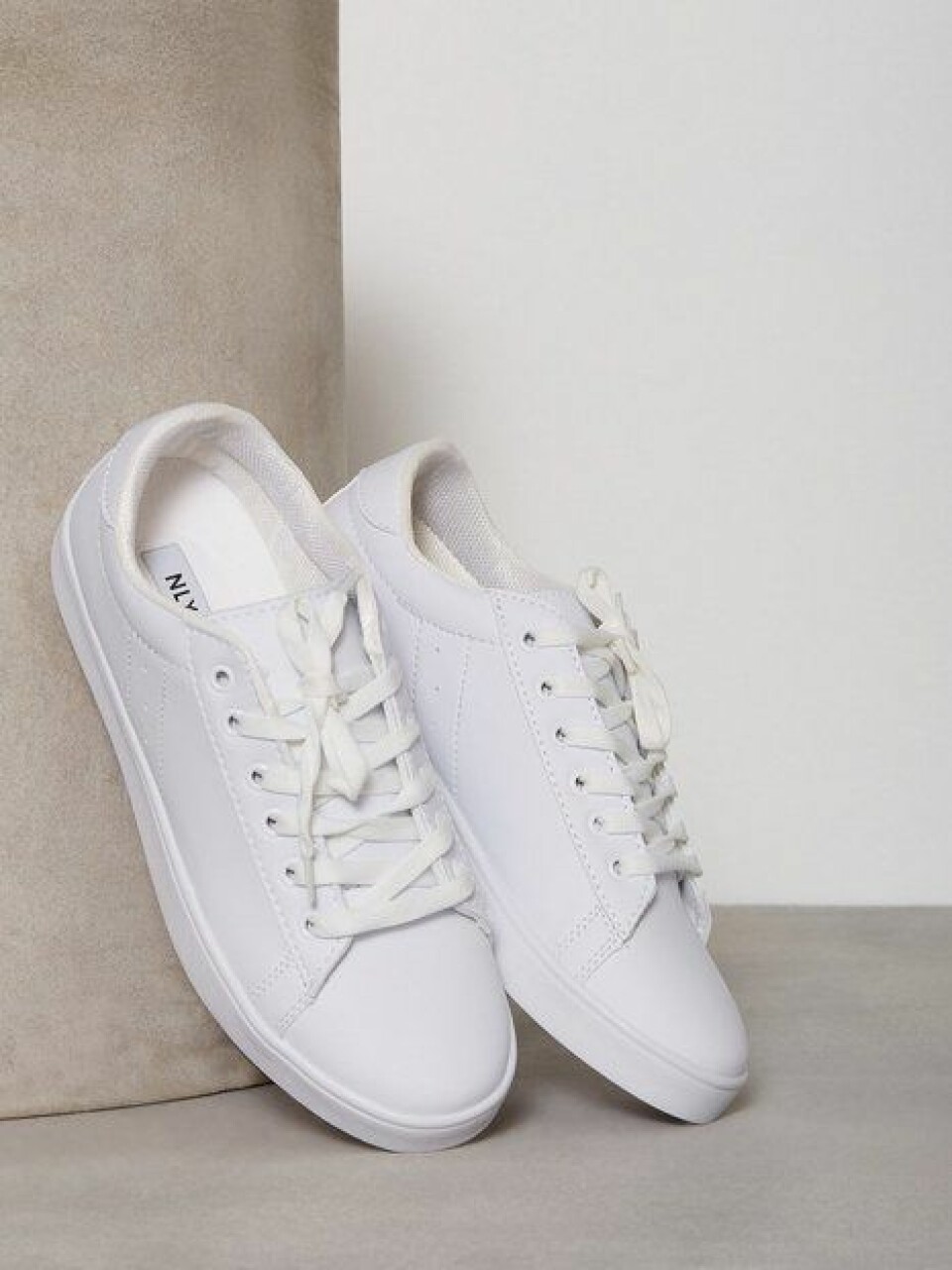 13 par vita sneakers som passar perfekt i vår