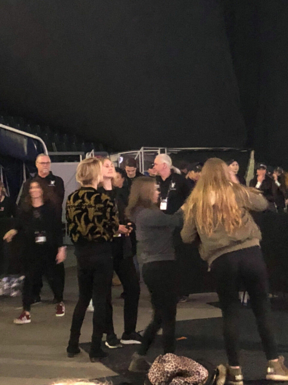 Så stöttas Felix Sandman av FO&O-medlemmarna under Melodifestivalen
