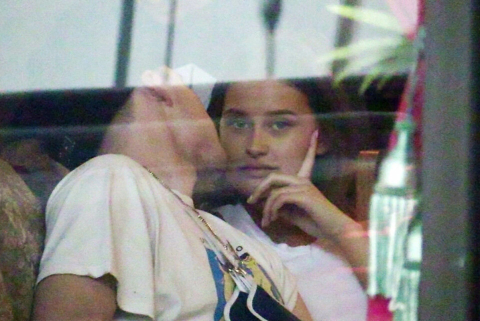 Efter uppbrottet från Chloe Grace Moretz – här kysser Brooklyn Beckham en ny tjej