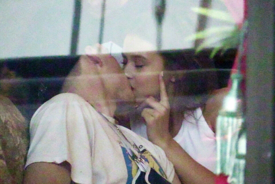 Efter uppbrottet från Chloe Grace Moretz – här kysser Brooklyn Beckham en ny tjej