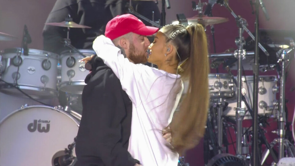 Pussar på scen! Ariana och Mac har gjort flera låtar ihop. Pussar på scen! Ariana och Mac har gjort flera låtar ihop.