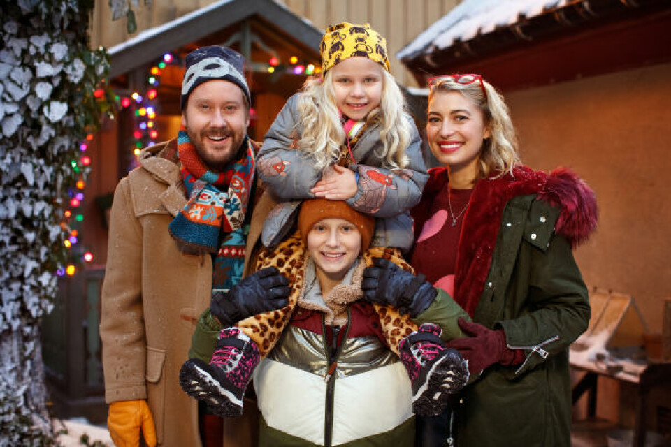 Familjen Storm: Henrik Johansson (som pappa Trond), Adrian Macéus (som sonen Leo), Maja Söderström (som dottern Vilja) och Cecilia Forss (som mamma Sanna). FOTO: JOHAN PAULIN / SVT Familjen Storm: Henrik Johansson (som pappa Trond), Adrian Macéus (som sonen Leo), Maja Söderström (som dottern Vilja) och Cecilia Forss (som mamma Sanna). FOTO: JOHAN PAULIN / SVT