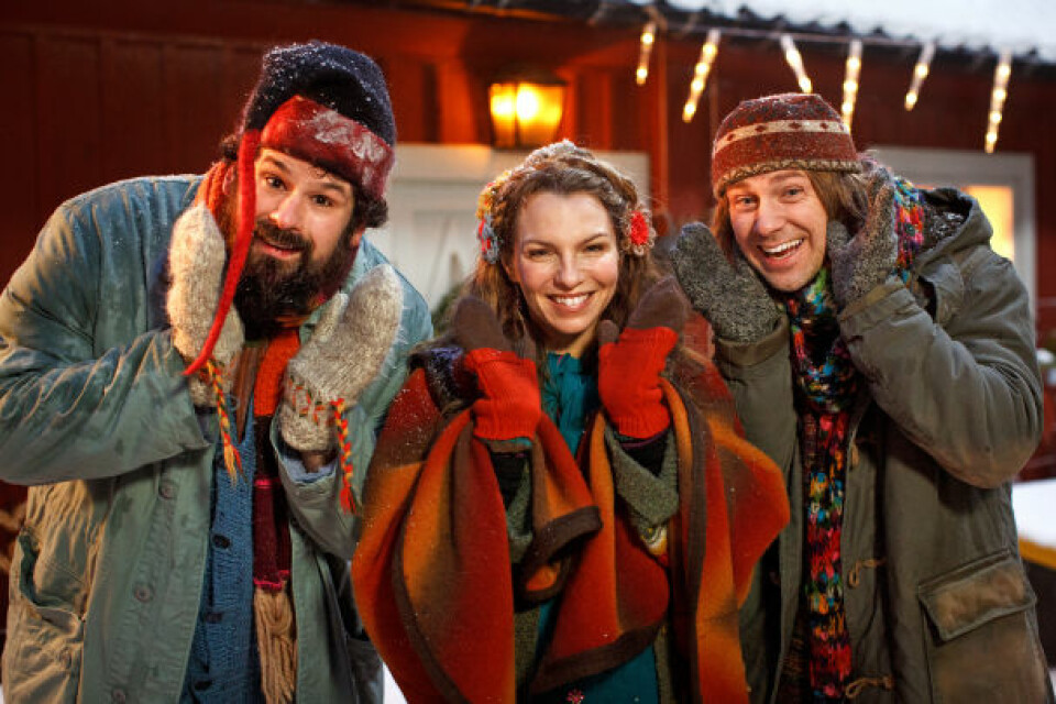 Yogafamiljen: Eric Stern (Simon), Sofia Ledarp (Malva) och Linus Wahlgren (Sten). Foto: Johan Paulin/ SVT Yogafamiljen: Eric Stern (Simon), Sofia Ledarp (Malva) och Linus Wahlgren (Sten). Foto: Johan Paulin/ SVT