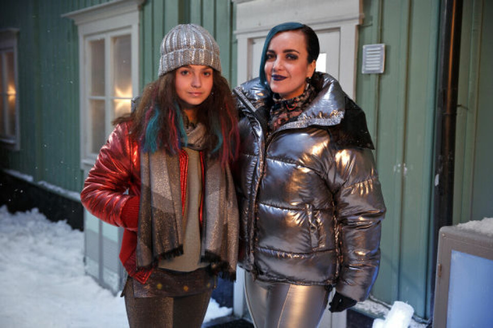 Teknikfreakfamiljen Strong: Wilma Lidén (Evin) och Shima Niavarani (Mika). Foto: Johan Paulin/ SVT Teknikfreakfamiljen Strong: Wilma Lidén (Evin) och Shima Niavarani (Mika). Foto: Johan Paulin/ SVT