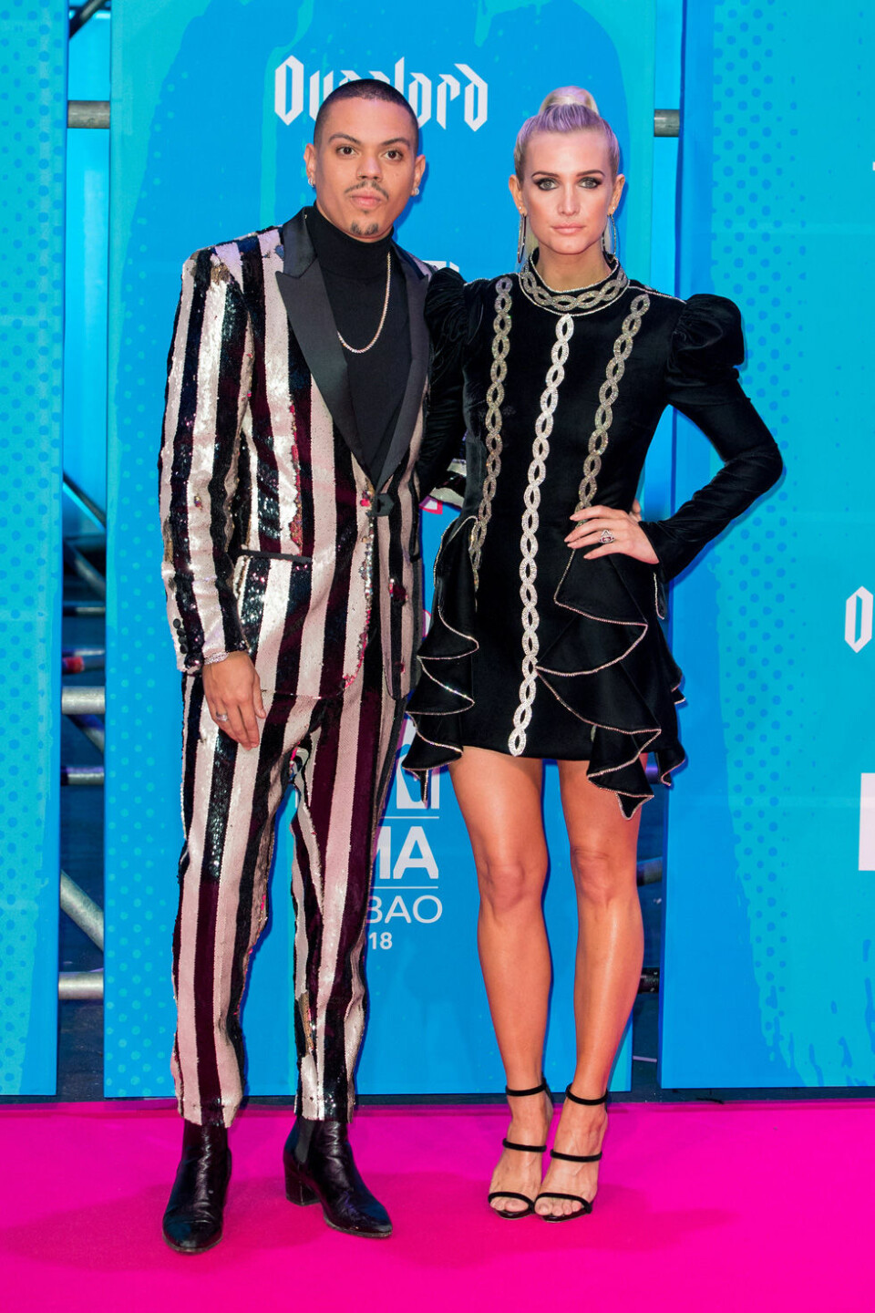 Ashlee Simpson och maken Evan Ross glittrade ikapp med gulddetaljer på MTV Europe Music Awards 2018. Foto: IBL Ashlee Simpson och maken Evan Ross glittrade ikapp med gulddetaljer på MTV Europe Music Awards 2018. Foto: IBL