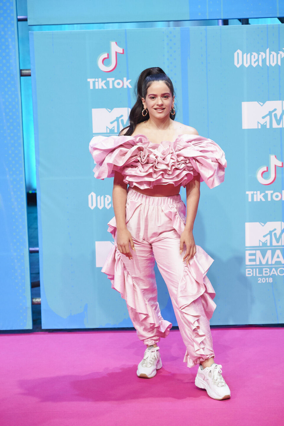 Spanska sångerskan Rosalía valde rosa volanger på MTV Europe Music Awards 2018. Foto: IBL Spanska sångerskan Rosalía valde rosa volanger på MTV Europe Music Awards 2018. Foto: IBL