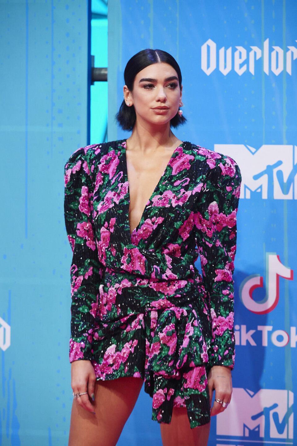Sångerskan och modellen Dua Lipa i axelvaddar på MTV EMA 2018. Foto: IBL Sångerskan och modellen Dua Lipa i axelvaddar på MTV EMA 2018. Foto: IBL