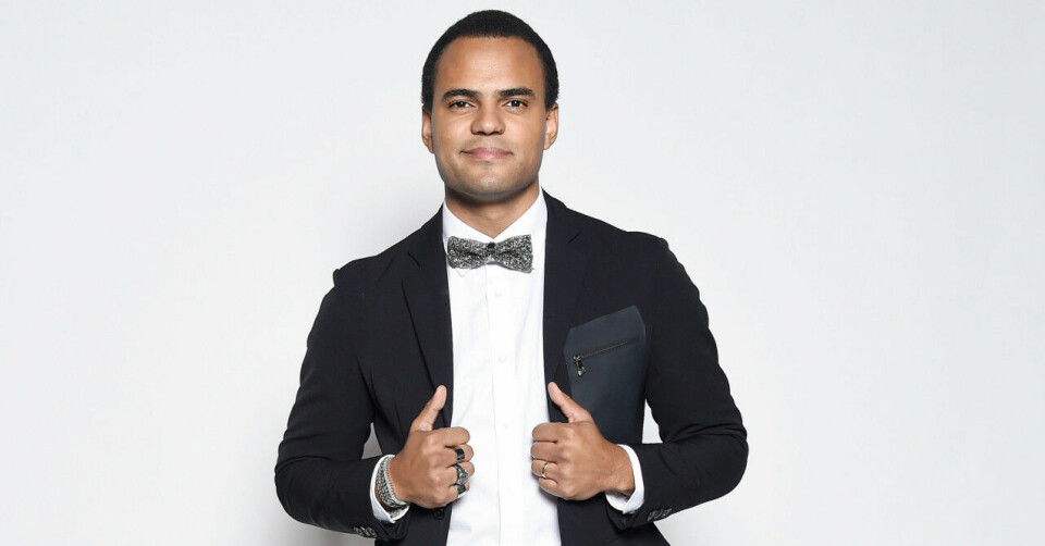 Mohombi ska tävla med låten Hello. Mohombi ska tävla med låten Hello.