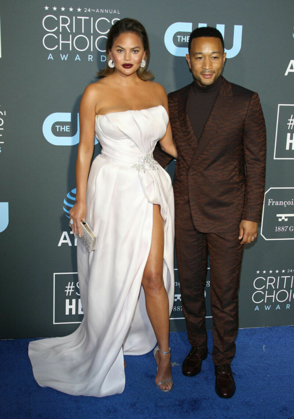Chrissy Teigen och John Legend på blå mattan. Chrissy Teigen och John Legend på blå mattan.