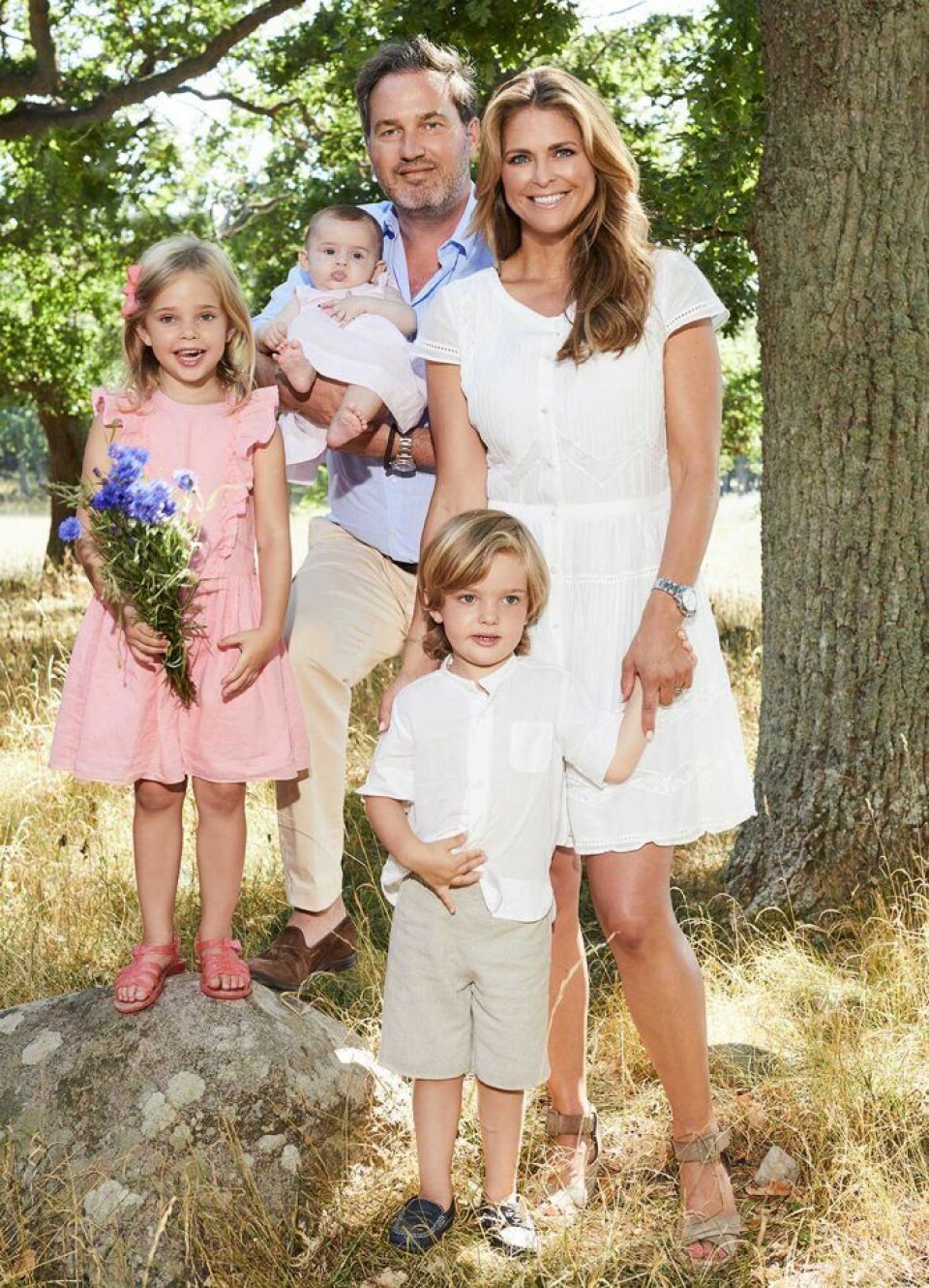 Madeleine har hämtat temat till boken från sitt jobb med World Childhood Foundation. Men Leonore, Nicolas och Adrienne har säkert också inspirerat! Madeleine har hämtat temat till boken från sitt jobb med World Childhood Foundation. Men Leonore, Nicolas och Adrienne har säkert också inspirerat!