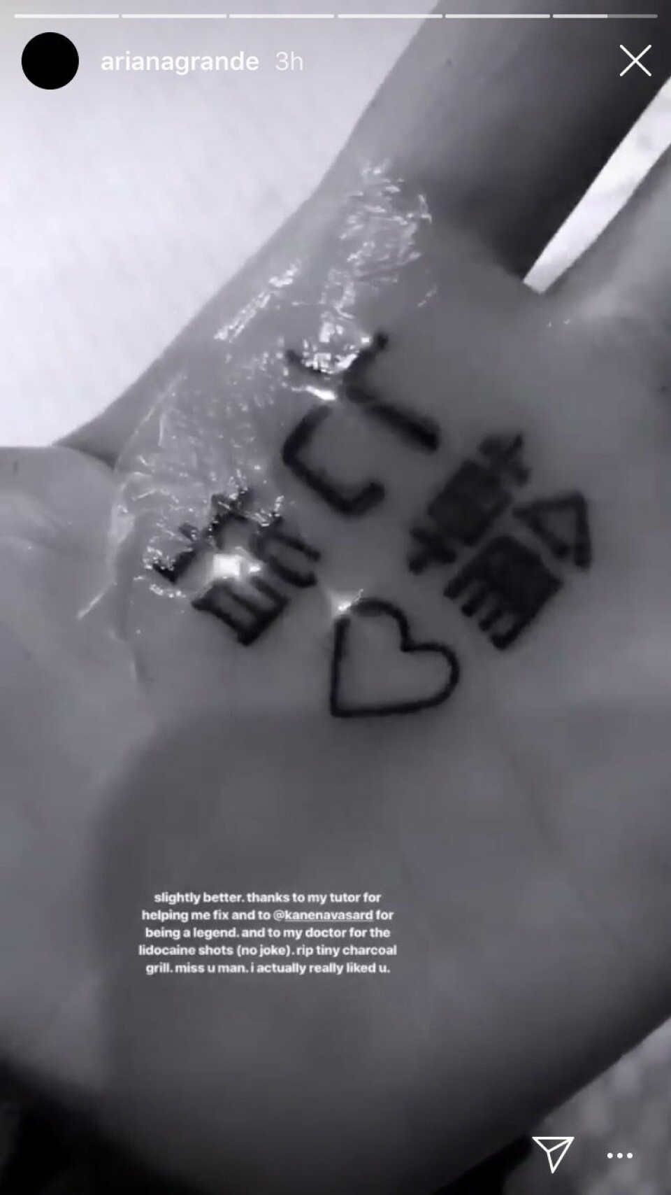 Ariana Grandes felstavade tatuering får världen att dö av skratt