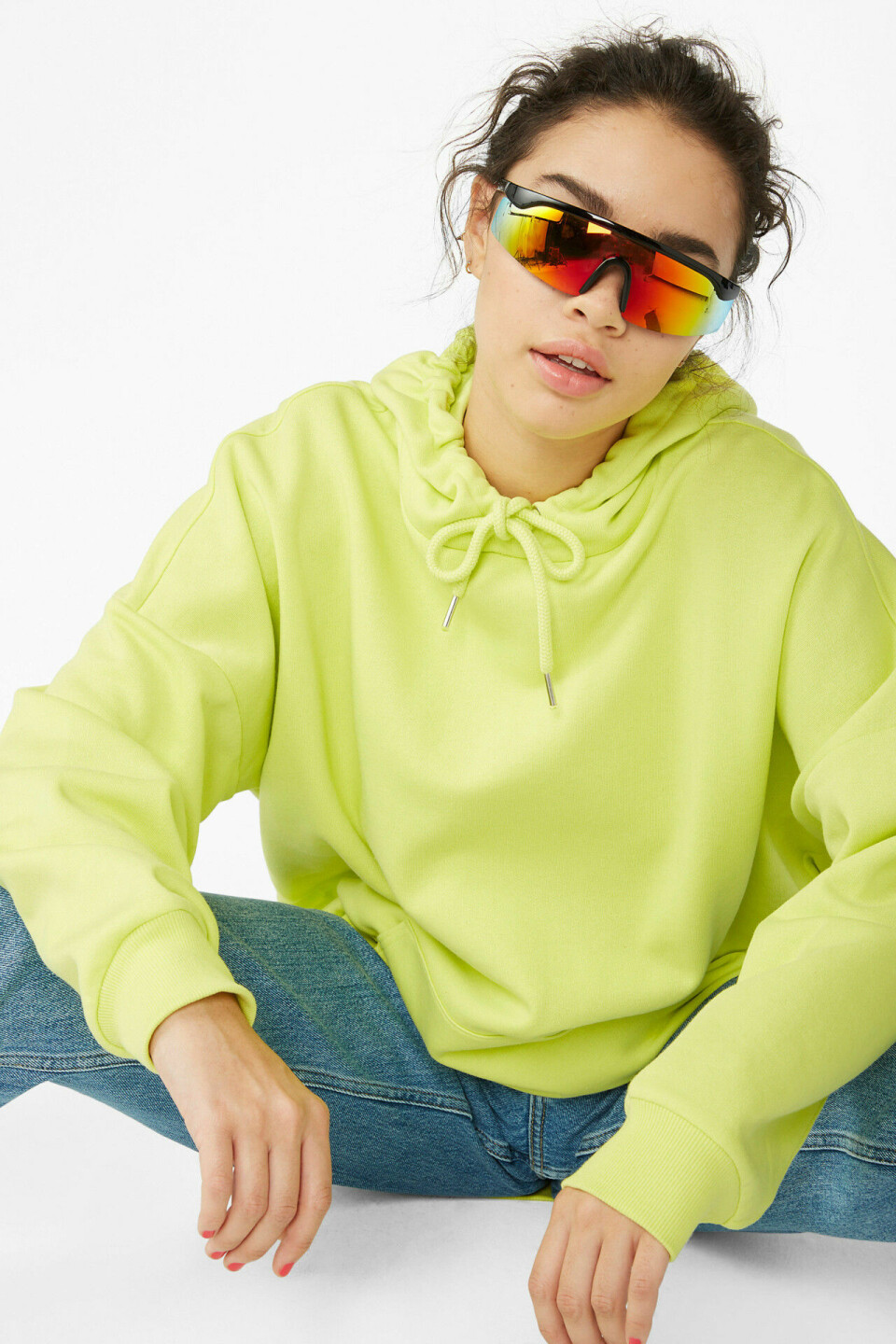 Våga färg! 10 trendiga hoodies som lyfter din outfit