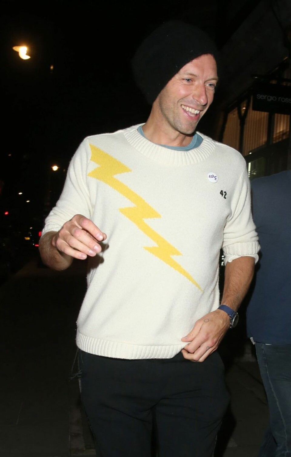 Chris Martin från Coldplay gästspelar på låten Heaven. Foto: TT Chris Martin från Coldplay gästspelar på låten Heaven. Foto: TT
