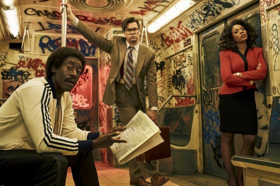 Tv-serien Black Monday kretsar kring den stora börskraschen 1987. Tv-serien Black Monday kretsar kring den stora börskraschen 1987.
