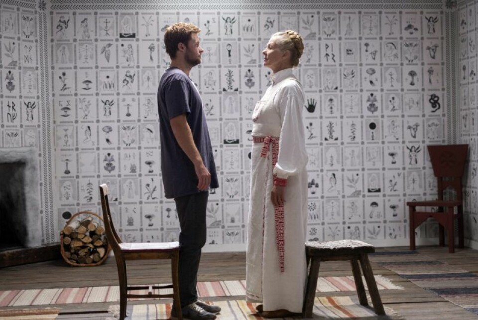 Skräckfilmen Midsommar utspelar sig i en avlägsen, isolerad by i Sverige. Skräckfilmen Midsommar utspelar sig i en avlägsen, isolerad by i Sverige.