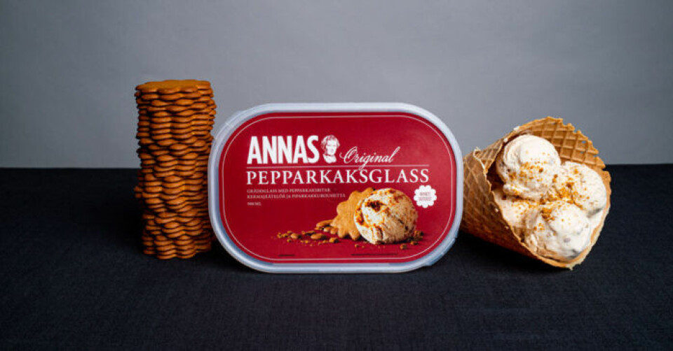 Glassen är fylld med både malda pepparkakor och små kakbitar. Glassen är fylld med både malda pepparkakor och små kakbitar.