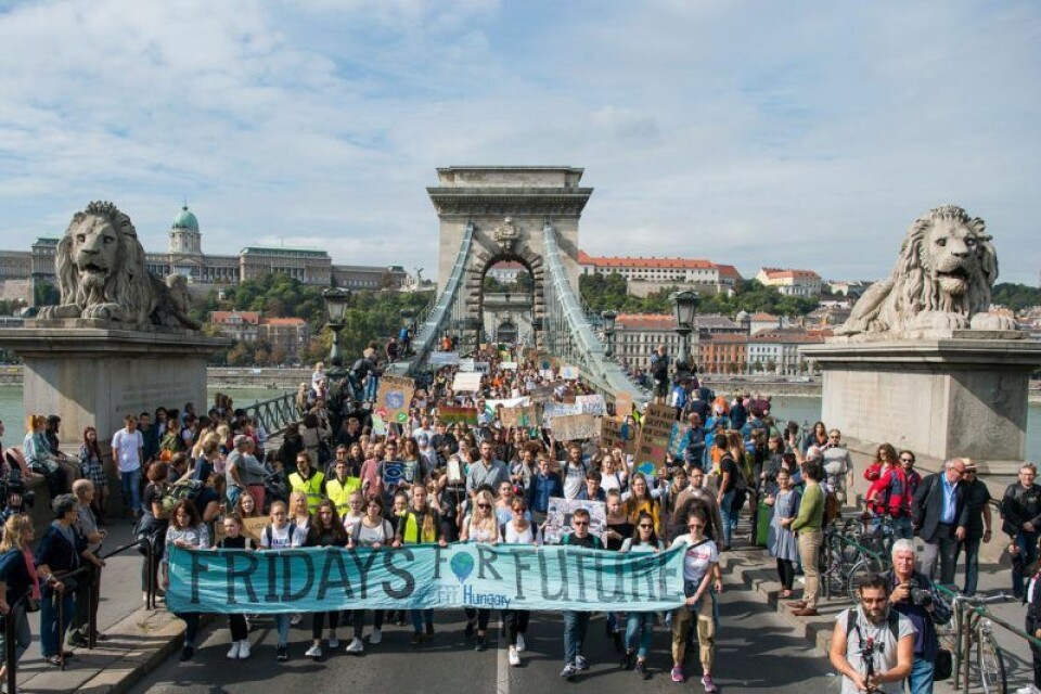 Mäktig bild från demonstrationerna i Ungern. Mäktig bild från demonstrationerna i Ungern.