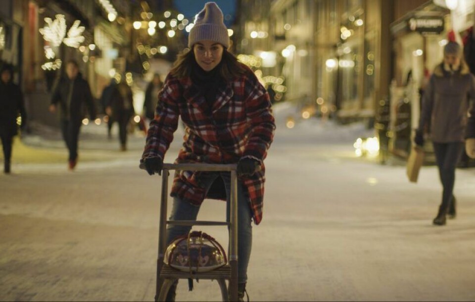 I serien har hon 24 dagar på sig att hitta en kille till jul. I serien har hon 24 dagar på sig att hitta en kille till jul.