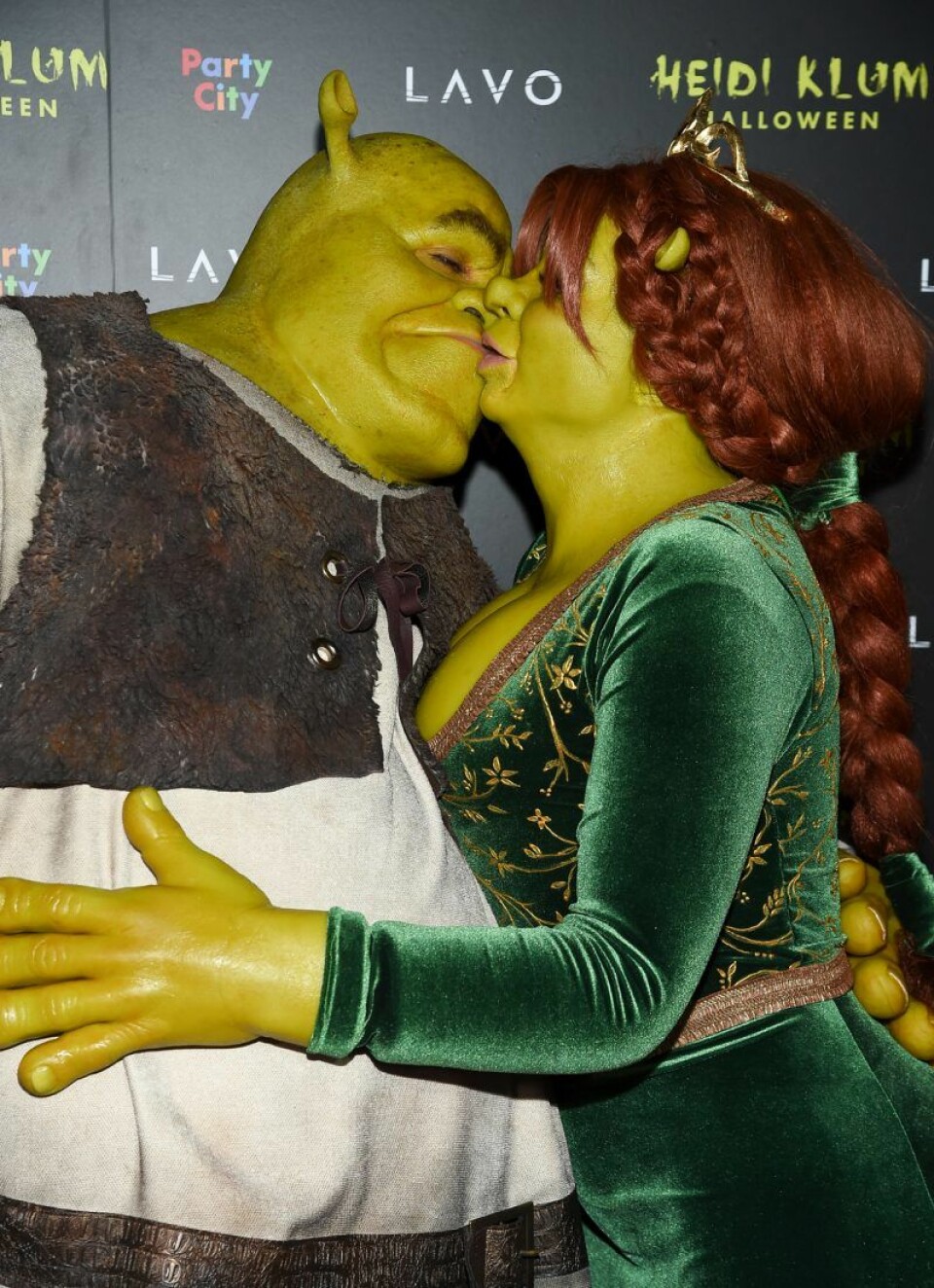 Förra året var Heidi Klum och Tom Kaulitz utklädda till paret Shrek och Fiona. Foto: Evan Agostini/Invision/TT Förra året var Heidi Klum och Tom Kaulitz utklädda till paret Shrek och Fiona. Foto: Evan Agostini/Invision/TT