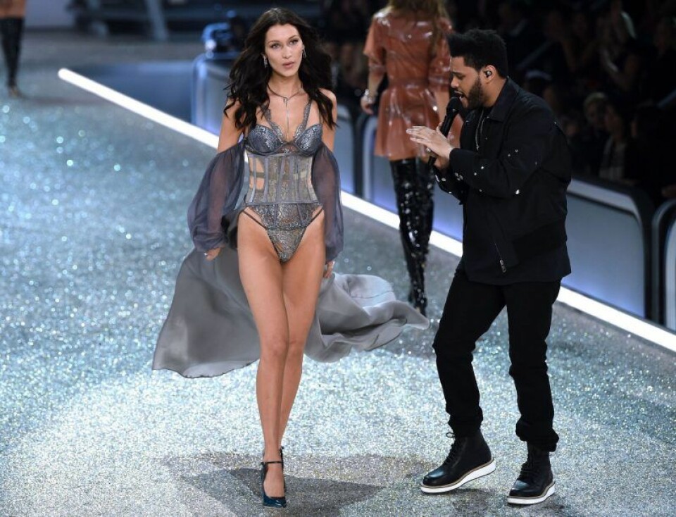 Bella Hadid bjöd inte sitt ex The Weeknd på några varma leenden direkt. Bella Hadid bjöd inte sitt ex The Weeknd på några varma leenden direkt.