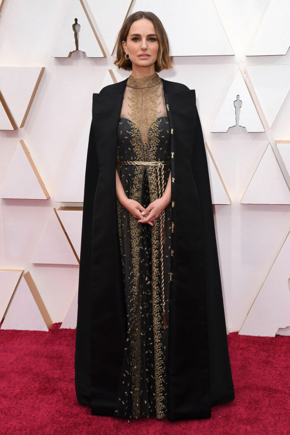 Natalie Portmans outfit på Oscarsgalan 2020 hyllade kvinnliga filmregissörer. Natalie Portmans outfit på Oscarsgalan 2020 hyllade kvinnliga filmregissörer.
