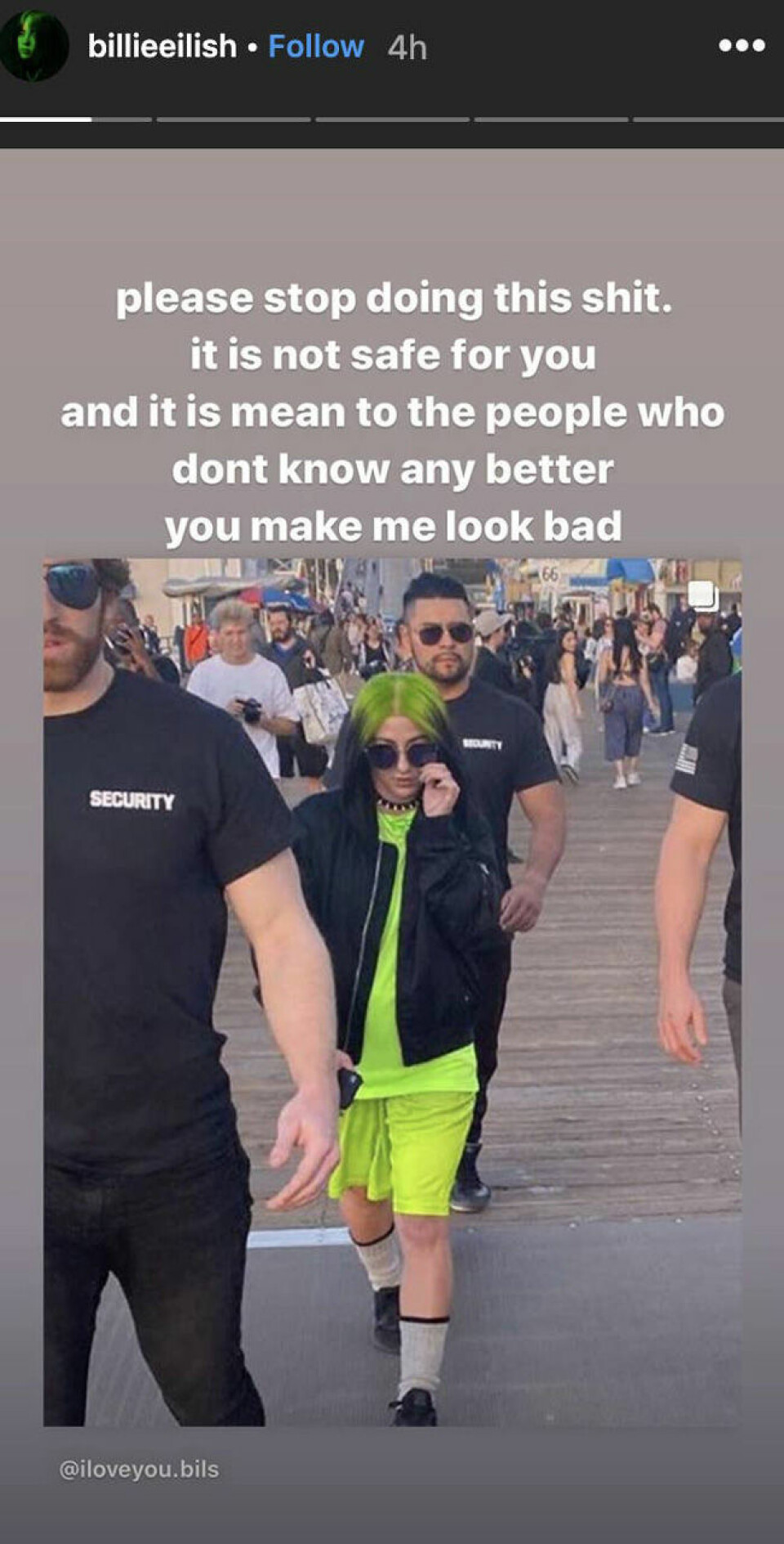 Ett exempel på en av Billie Eilish imitatörer. Med låtsas-livvakter och allt! Ett exempel på en av Billie Eilish imitatörer. Med låtsas-livvakter och allt!