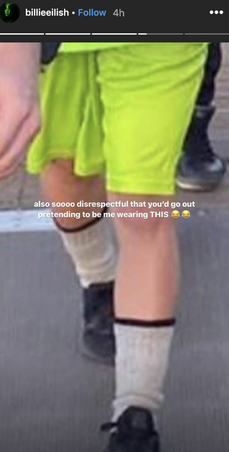 Billie Eilish säger nej till gråa strumpor. Billie Eilish säger nej till gråa strumpor.