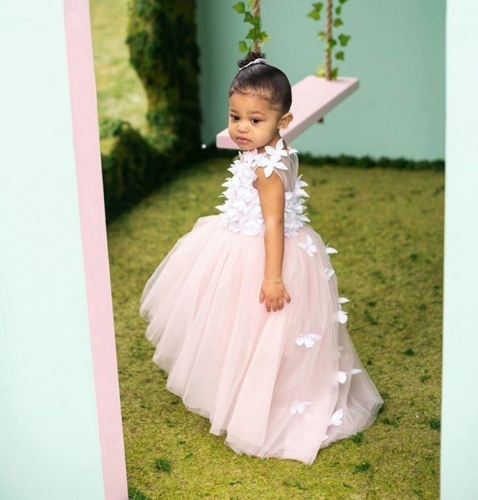 Stormi Webster är dotter till Kylie Jenner och Travis Scott. Stormi Webster är dotter till Kylie Jenner och Travis Scott.