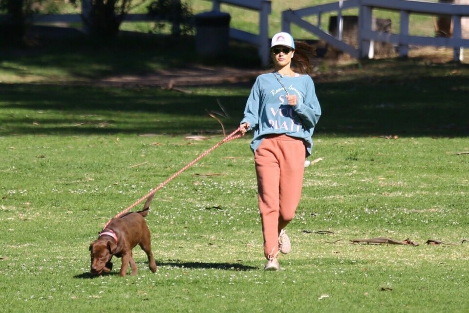 Alessandra Ambrosio med hunden Cinnamon. Alessandra Ambrosio med hunden Cinnamon.