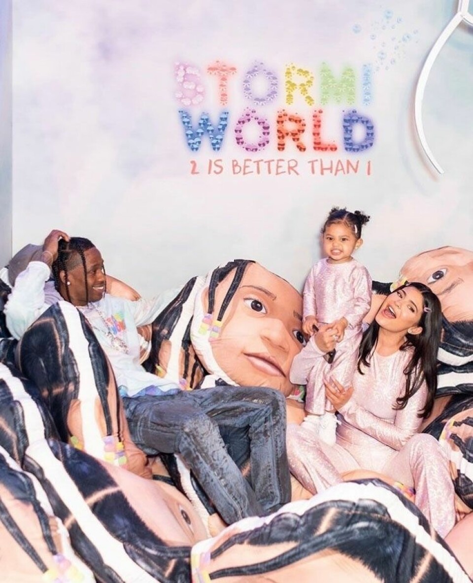Så här såg det ut i fotobåset. Här tar mamma Kylie Jenner och pappa Travis Scott bilder med Stormi. Så här såg det ut i fotobåset. Här tar mamma Kylie Jenner och pappa Travis Scott bilder med Stormi.