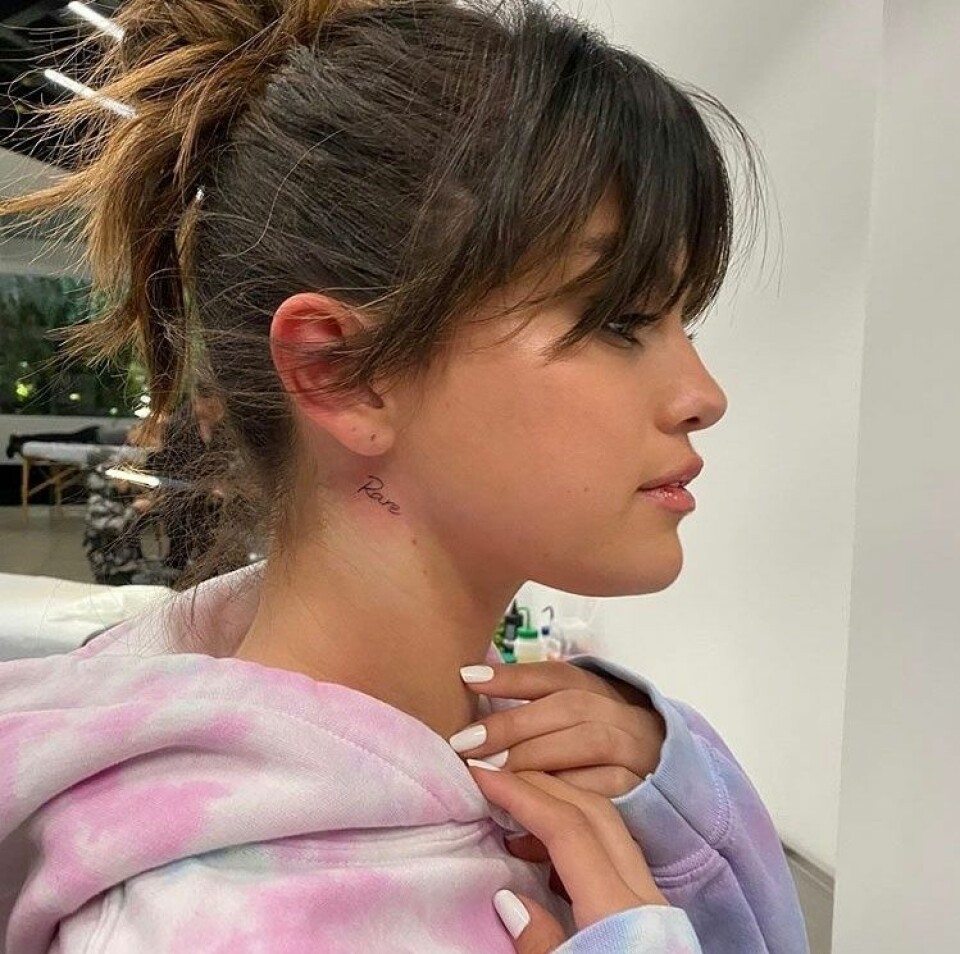 Selena Gomez med nya tatueringen. Selena Gomez med nya tatueringen.
