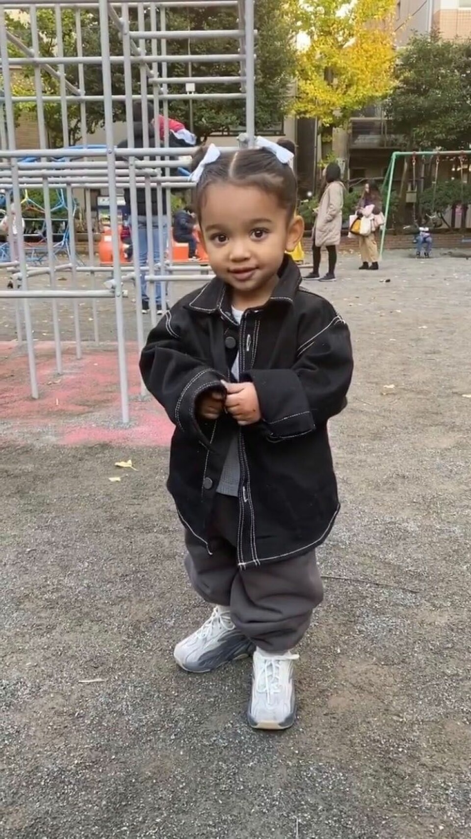 Chicago West är nummer tre i ordningen av Kim Kardashian och Kanye Wests barn. Chicago West är nummer tre i ordningen av Kim Kardashian och Kanye Wests barn.