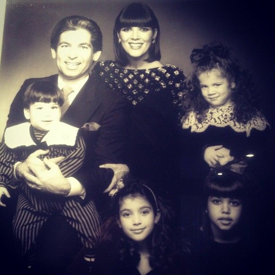 Familjen Kardashian i originalform. Pappa Robert Kardashian med Robert Jr i knät, mamma Kris med Khloé bredvid sig, längst ned i mitten har vi Kim och till höger om henne sitter Kourtney. Familjen Kardashian i originalform. Pappa Robert Kardashian med Robert Jr i knät, mamma Kris med Khloé bredvid sig, längst ned i mitten har vi Kim och till höger om henne sitter Kourtney.