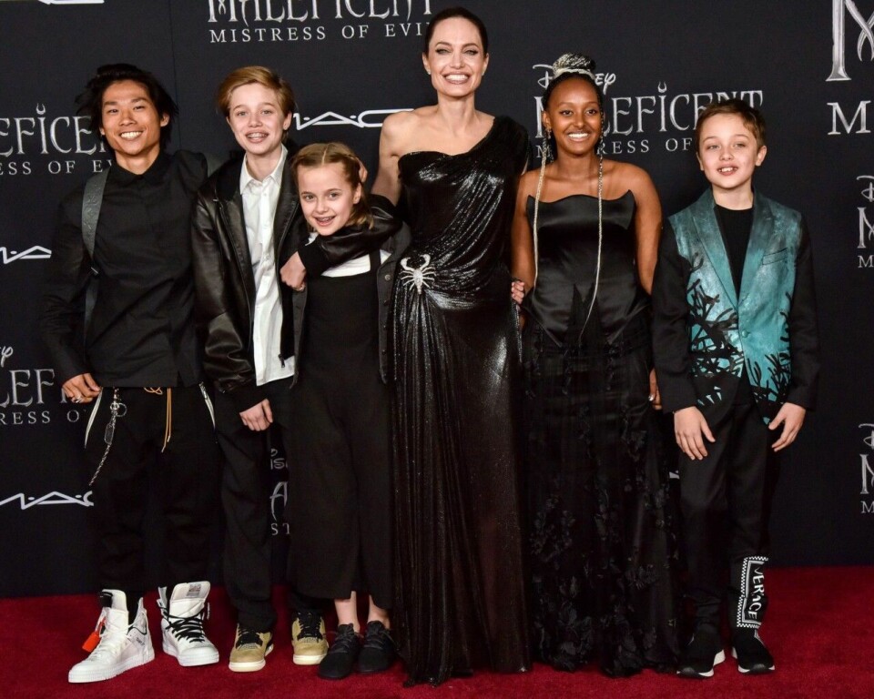 Här är Angelina med alla barnen utom Maddox på premiären till Maleficent. Från vänster: Pax, Shiloh, Vivian, Angelina, Zahara, Knox. Här är Angelina med alla barnen utom Maddox på premiären till Maleficent. Från vänster: Pax, Shiloh, Vivian, Angelina, Zahara, Knox.