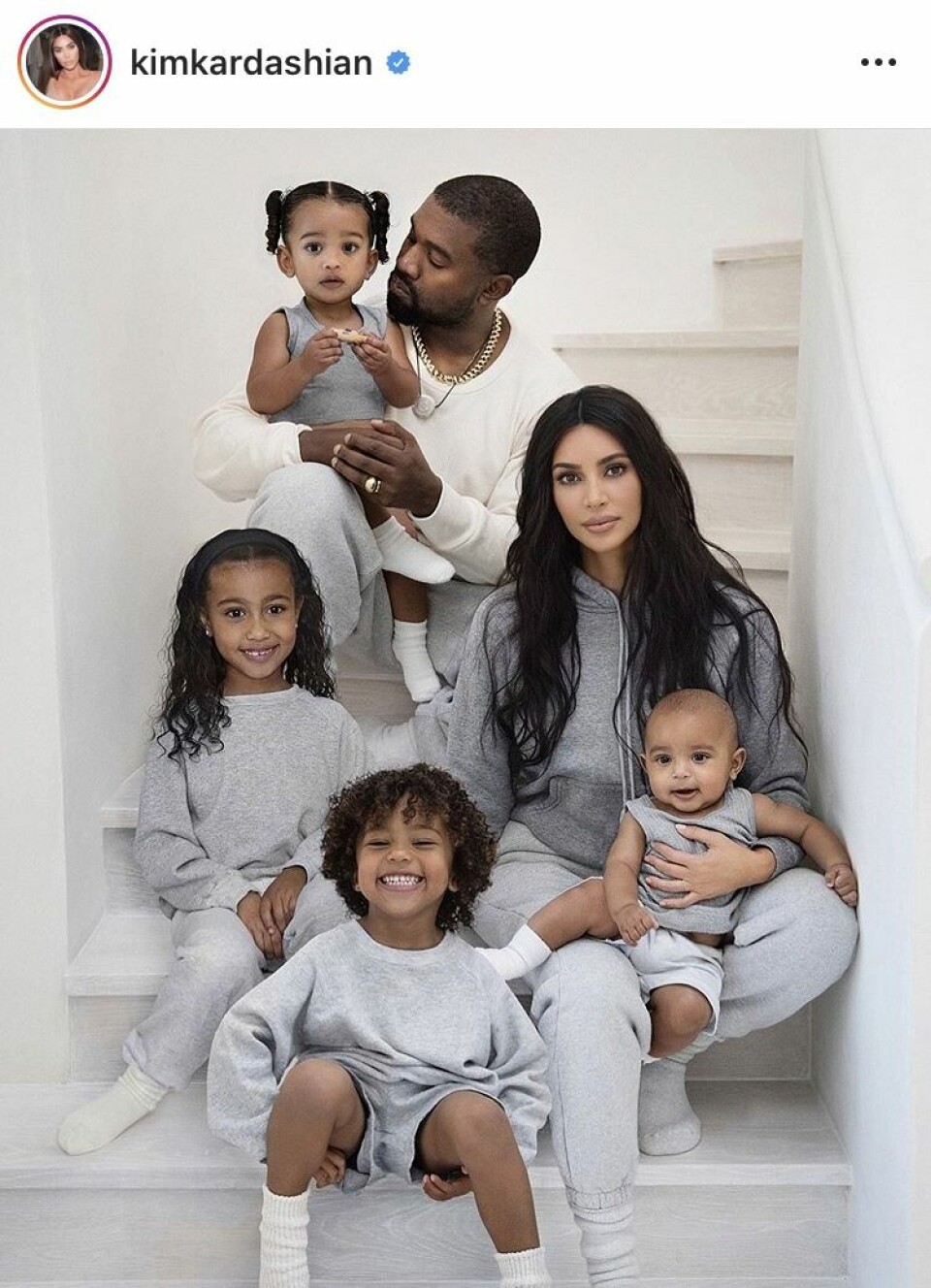 Kim Kardashian med sin make Kanye West och deras fyra barn. Kim Kardashian med sin make Kanye West och deras fyra barn.