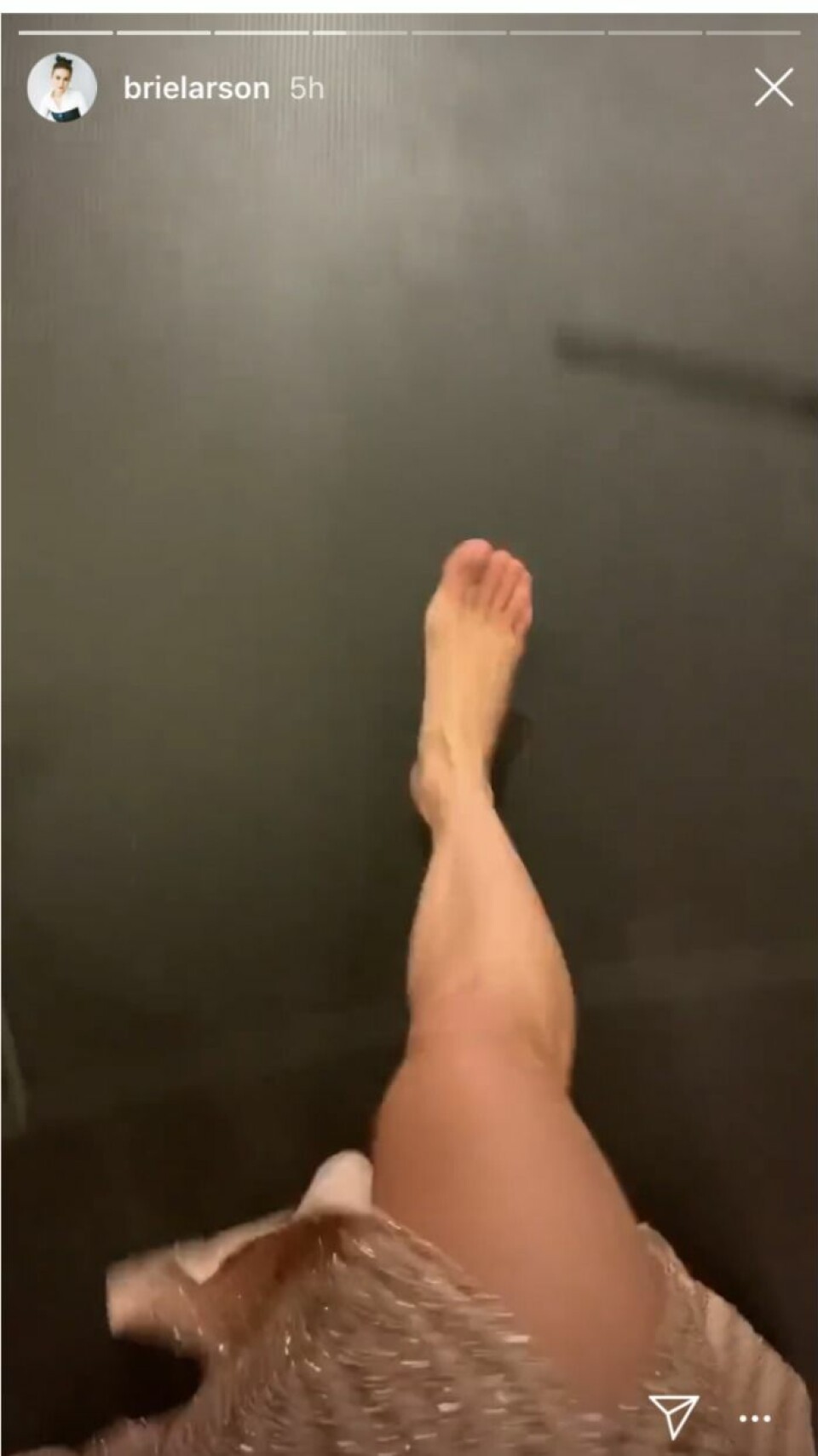 Brie Larson tog av sig sina klackskor. Brie Larson tog av sig sina klackskor.