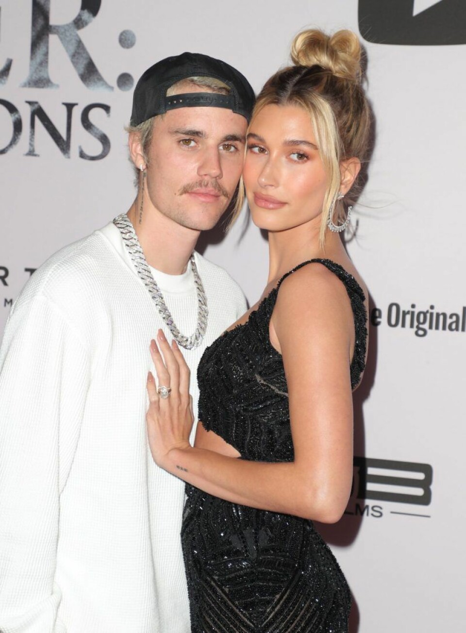 I dag är Justin gift med Hailey. I dag är Justin gift med Hailey.
