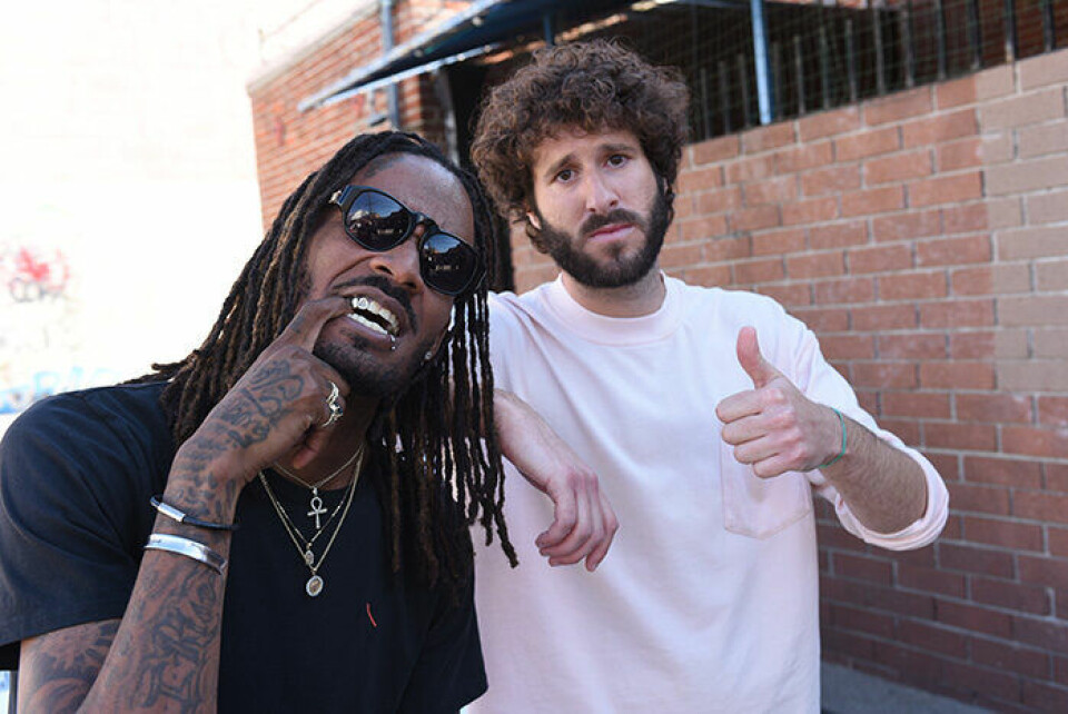 Artisten Lil Dicky spelar karaktären Dave i tv-serien med samma namn. Artisten Lil Dicky spelar karaktären Dave i tv-serien med samma namn.