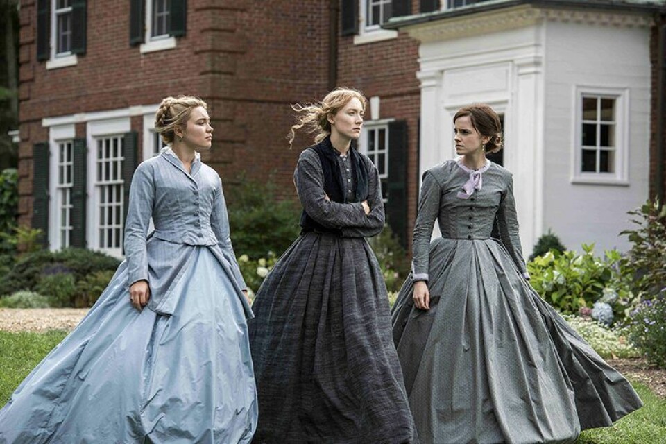 Louisa May Alcotts succéroman från 1868 filmatiserades på nytt 2019, den här gången av Greta Gerwig. Louisa May Alcotts succéroman från 1868 filmatiserades på nytt 2019, den här gången av Greta Gerwig.