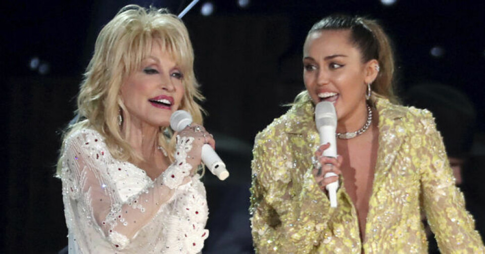 Dolly Parton är Miley Cyrus gudmor. Dolly Parton är Miley Cyrus gudmor.