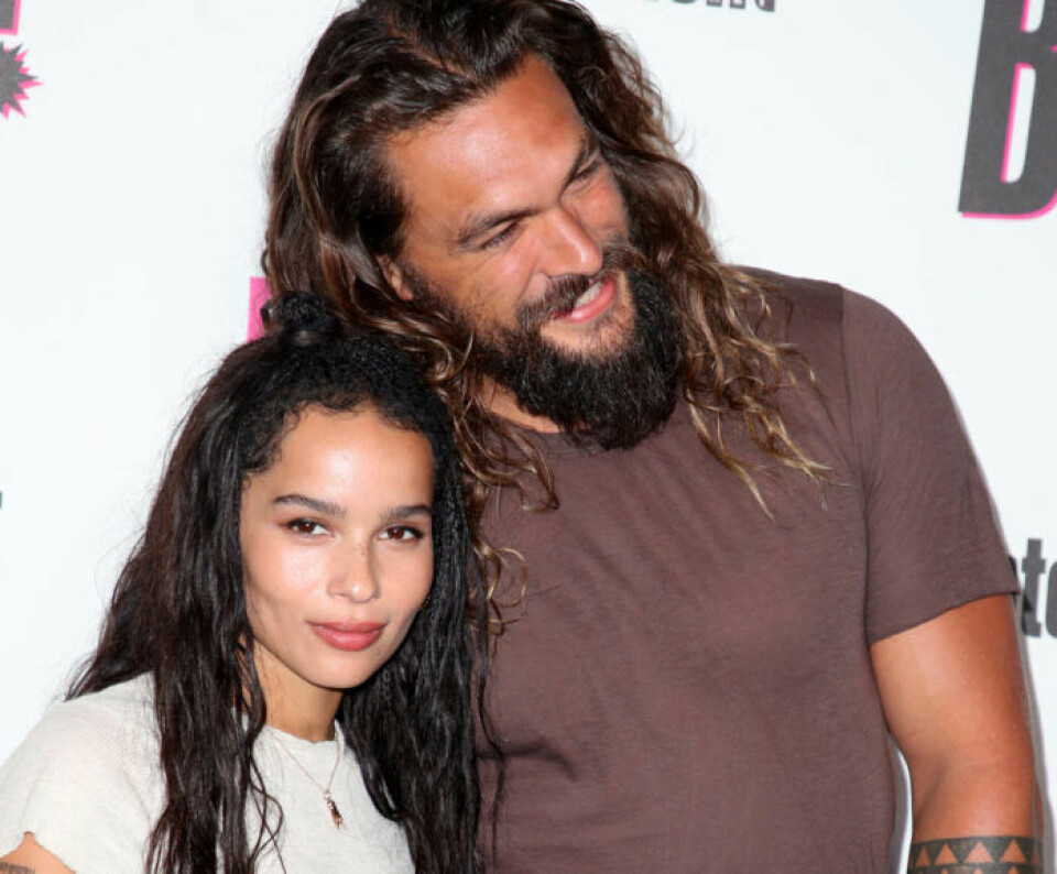 Zoë Kravitz är bonusdotter till Jason Momoa. Zoë Kravitz är bonusdotter till Jason Momoa.