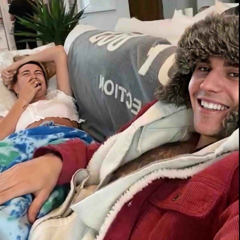 Hailey Bieber och Justin Bieber myser i soffan hemma i huset i Kanada. Hailey Bieber och Justin Bieber myser i soffan hemma i huset i Kanada.