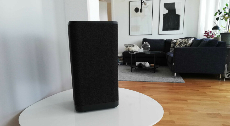 Högtalaren har en snygg och diskret design. Högtalaren har en snygg och diskret design.